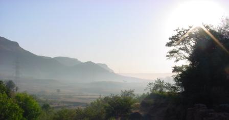 Paysage de montagne au centre Vipassana d'Igatpuri, en Inde