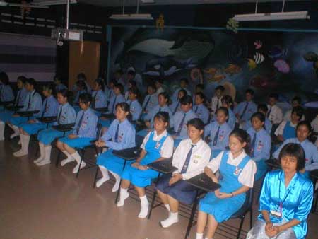 Elever mediterar på gymnasieskola i Malaysia